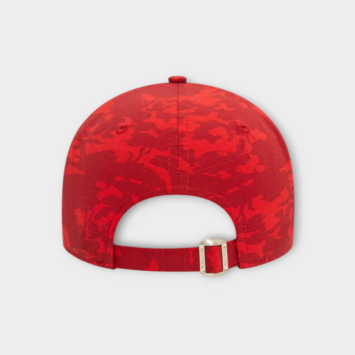 Drop New Era Chicago Bulls 9Forty cap in red tonal camo with an adjustable metal strap back closure