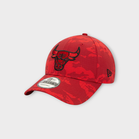 Drop New Era Chicago Bulls 9Forty adjustable cap in red tonal camo with embroidered team logo and curved visor.