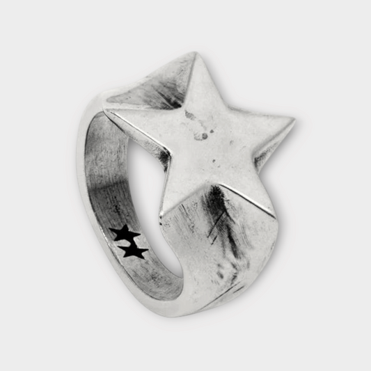 Drop Twojeys Shooting Star ring in 925 sterling silver with a distressed finish and star engraving on the inner band.
