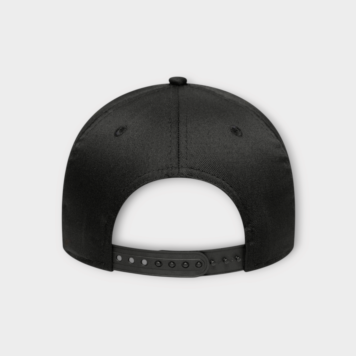Drop New Era Chicago Bulls black cap back view showing the adjustable snapback strap and structured crown